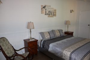 King size bed Maleny short term house to rent